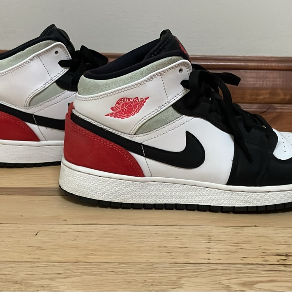 Air Jordan 1 Black Red White Sneakers